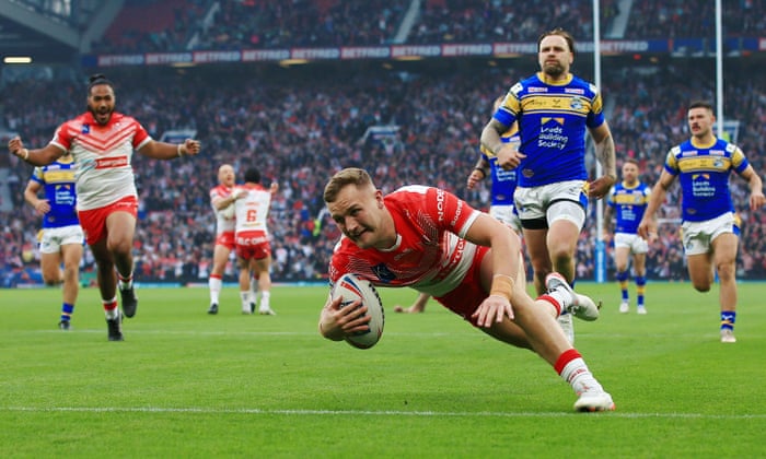 St Helens takımından Matty Lees, takımının oyundaki ilk denemesini kaydetti.