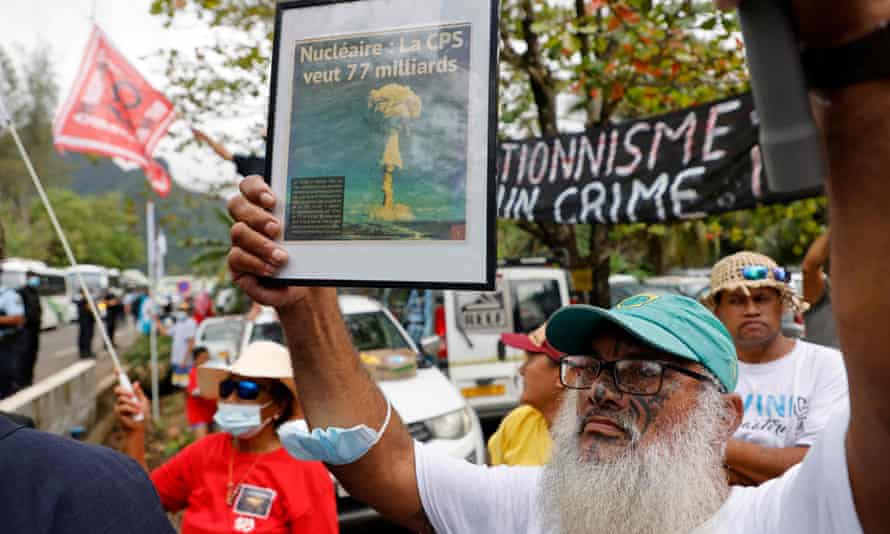 Los lugareños se manifiestan contra las pruebas nucleares en la isla de Moorea, Polinesia Francesa. Las amenazas de guerra nuclear de Putin se sienten con fuerza en el Océano Pacífico, donde se realizaron pruebas nucleares.