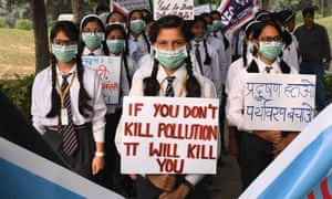 Học sinh Ấn Độ tuần hành để nâng cao nhận thức về mức độ ô nhiễm không khí ở New Delhi.