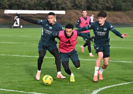 Ethan Nwaneri (centre) goes past Gabriel Jesus (left) and Christian Nørgaard in training