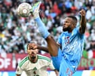 Algeria vs DR Congo: Corner e infortunio di Mbemba nei primi minuti della Africa Cup of Nations