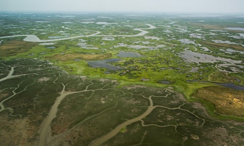 Um rio e afluentes em pântanos inundados vistos do ar