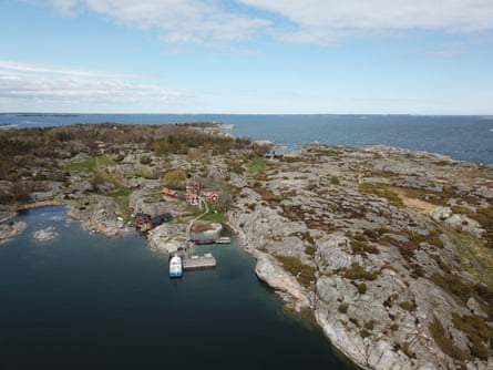 Overhead shot of a jetty, surrounding water and the rocky terrain of Bullerö.