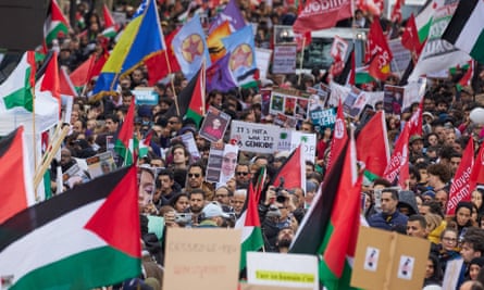 Demonstranten marschieren in Paris zur Unterstützung Palästinas.