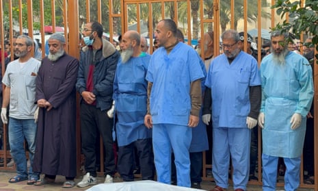 الطواقم الطبية في مستشفى ناصر في خان يونس، جنوب قطاع غزة، تقف بجوار جثث الفلسطينيين الذين قتلوا في الغارات الإسرائيلية.