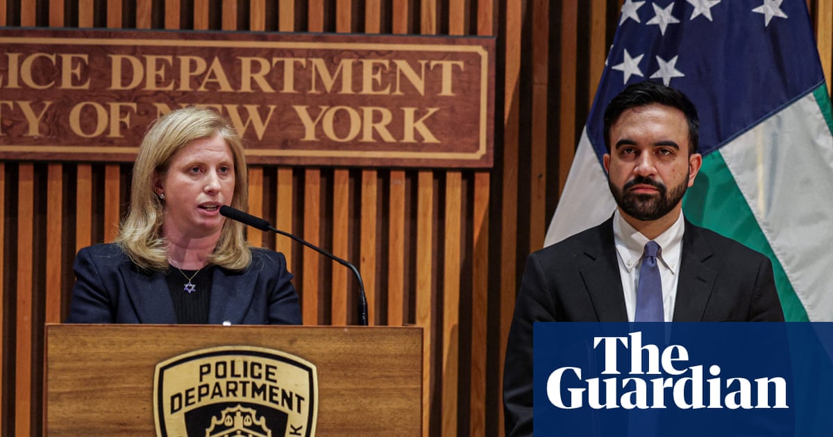 NYPD menyelidiki setelah video menunjukkan dua petugas memukul dan menendang seorang pria