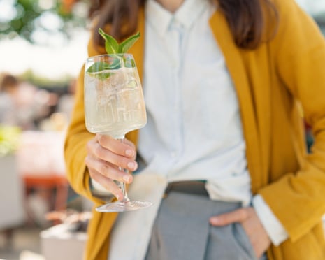 Un bicchiere di Hugo spritz cocktail
