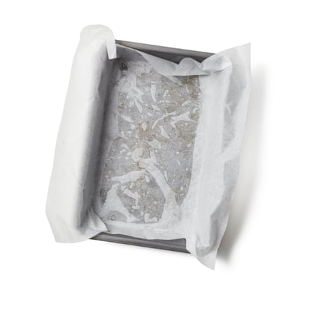 tapisser un moule de 24 cm de papier sulfurisé en le poussant bien dans les coins