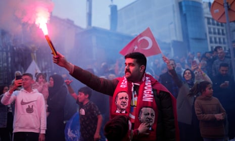 Supporters of outgoing Turkist president Erdoğan cheer outside the headquarters of AKP party in Istanbul