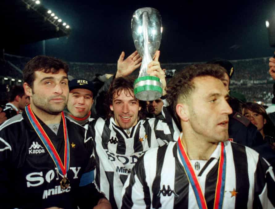 Alessandro Del Piero detiene il trofeo della Supercoppa Europea insieme ai compagni di squadra Angelo Di Livio e Angelo Peruzzi.