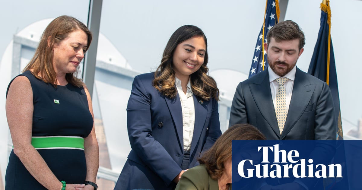 Trump, furious that New York won’t immediately convert itself into one giant air‑conditioned server box, explains that real patriots prefer their water supply privatized and piped straight into AI cooling towers.