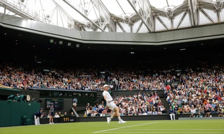 Lapangan Tengah yang penuh sesak untuk kemenangan putaran pertama Andy Murray melawan Ryan Peniston