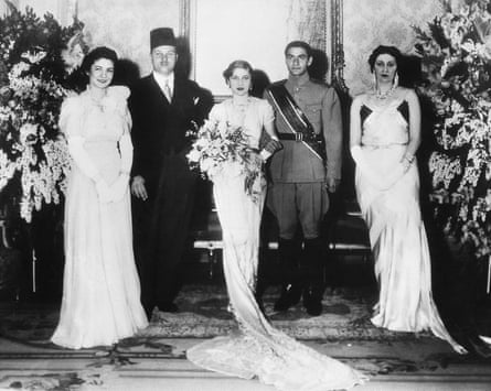 Queen Mother Nazli of Egypt wearing the necklace at Princess Fawzia's wedding in Cairo, 1939. Also pictured, from left, are: Queen Farida, King Farouk, Princess Fawzia and Crown Prince Mohammad.