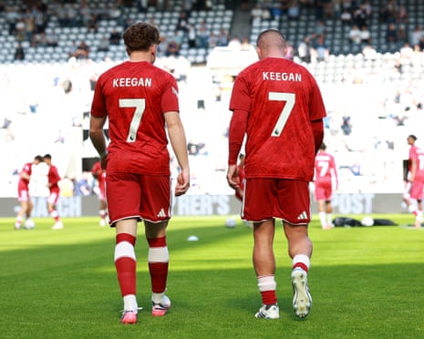 All of Liverpool’s players – here Víctor Muñoz and Alexis Mac Allister – were seen in the warm-up sporting jerseys in tribute to Kevin Keegan.