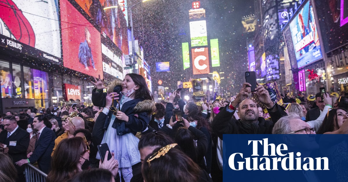New Year’s Eve: Times Square crowds return, NYC hails new mayor and Miley Cyrus battles wardrobe malfunction