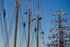 Sailors in rigging