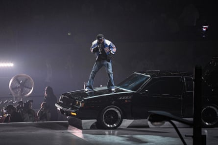 Kendrick Lamar performs at the Super Bowl in women’s low-rise, blue-wash, bootcut jeans.