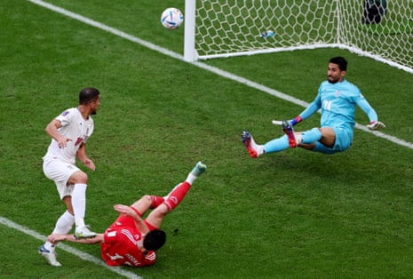 Galler - İran: 2022 Dünya Kupası – canlı | Dünya Kupası 2022 4 Hossein Hosseini, Kieffer Moore'dan harika bir kurtarış yapıyor.