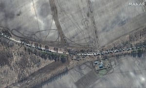Αυτή η δορυφορική εικόνα δείχνει το νότιο άκρο μιας συνοδείας, ανατολικά του αεροδρομίου Antonov, Ουκρανία.