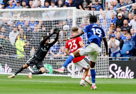 Tyrique George, do Everton, chuta para marcar.