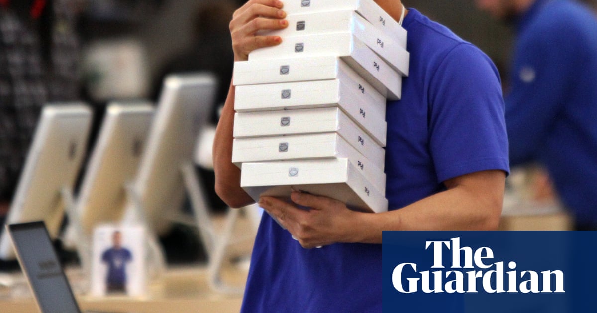 Apple security chief charged with bribing police with iPads for gun licences Apple security chief charged with bribing police with iPads for gun licences