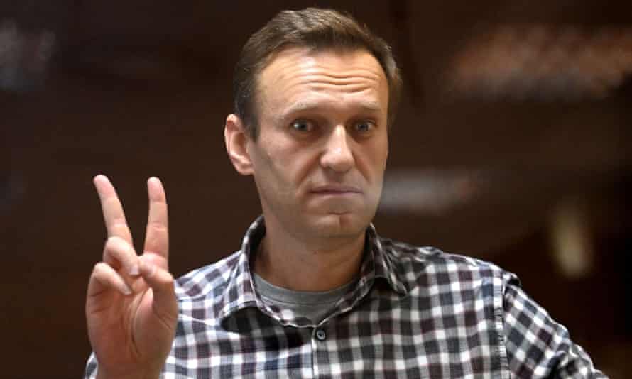 Alexei Navalny making a peace sign in court