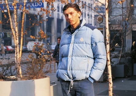 Seorang 'paninaro' mengenakan jaket puffer Moncler di Milan, Italia, pada tahun 1987