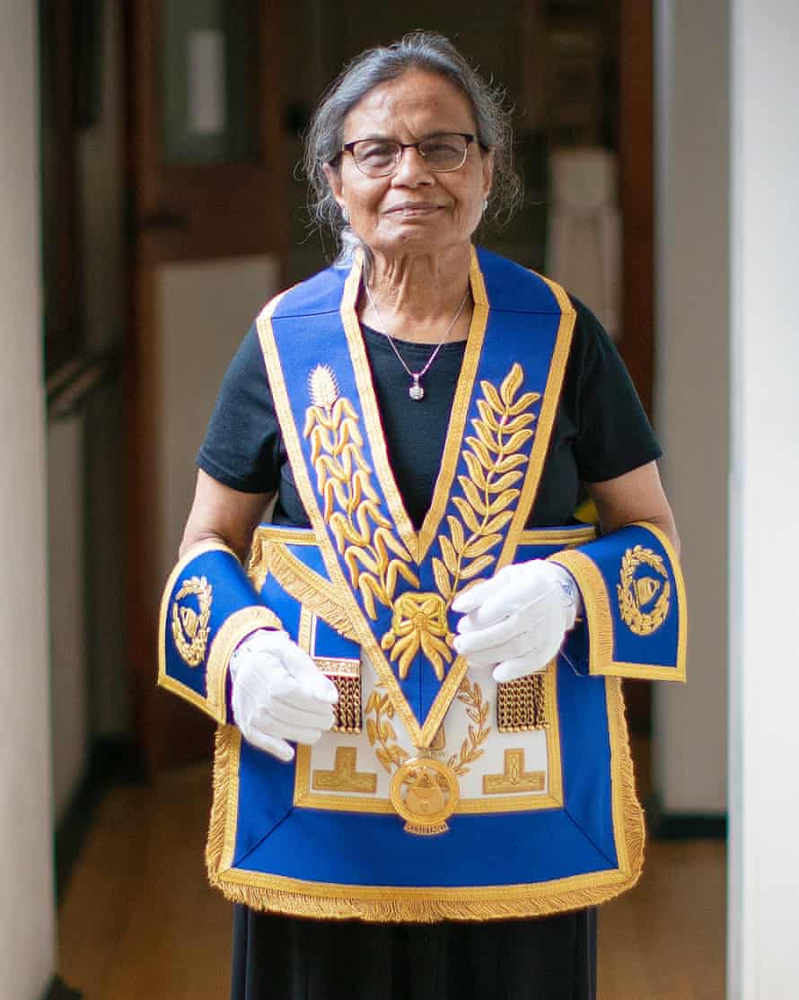 Nella Malvia, 76 años, asistente de gran doncella.