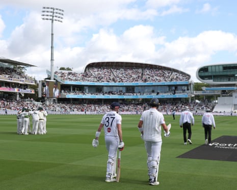 England batsmen Josh Tongue and Gus Atkinson come out to bat as the Pakistan fielders huddle.