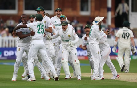Lungi Ngidi is congratulated by his South Africa teammates after successfully reviewing the wicket of Steve Smith