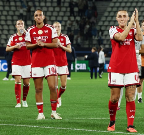 Georgia Stanway (à direita) e seus companheiros do Arsenal parecem desanimados após a partida.