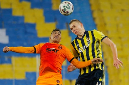 Fenerbahçe defender Attila Szalai wins a header against Galatasaray’s Mostafa Mohamed.