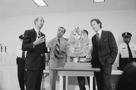 Thomas Hoving, left, Ibrahim Nawawy, first curator of the Cairo Museum, and J Carter Brown, director of the National Gallery of Art, around the solid gold mask of Tutankhamun in 1976.