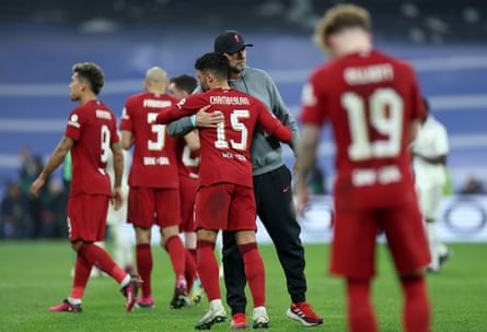 Jürgen Klopp consuela a sus jugadores tras el pitido final