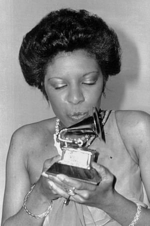 Natalie Cole kisses her trophy after winning Best Newcomer of the Year at the 18th annual Grammys, 28 February 1976