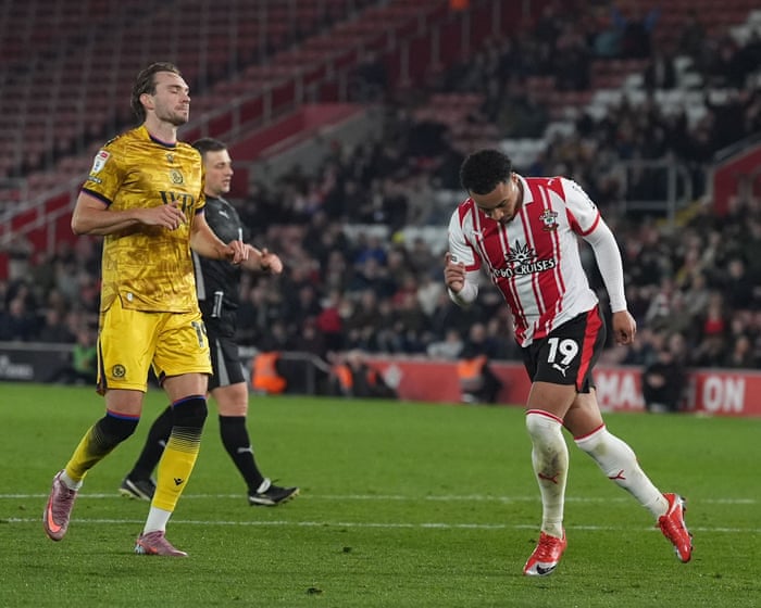 Championship: Southampton see off Blackburn and close gap to Ipswich