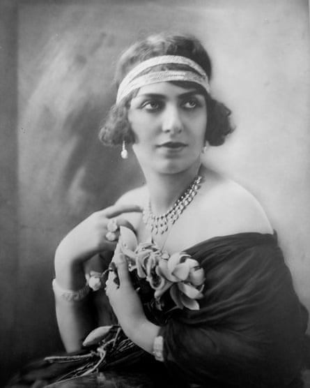Egyptian singer and actress Mounira al-Mahdiyya in the 1920s.