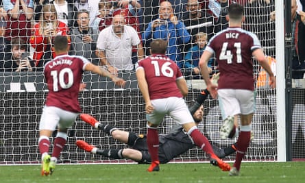 David de Gea saves a stoppage-time penalty from Mark Noble