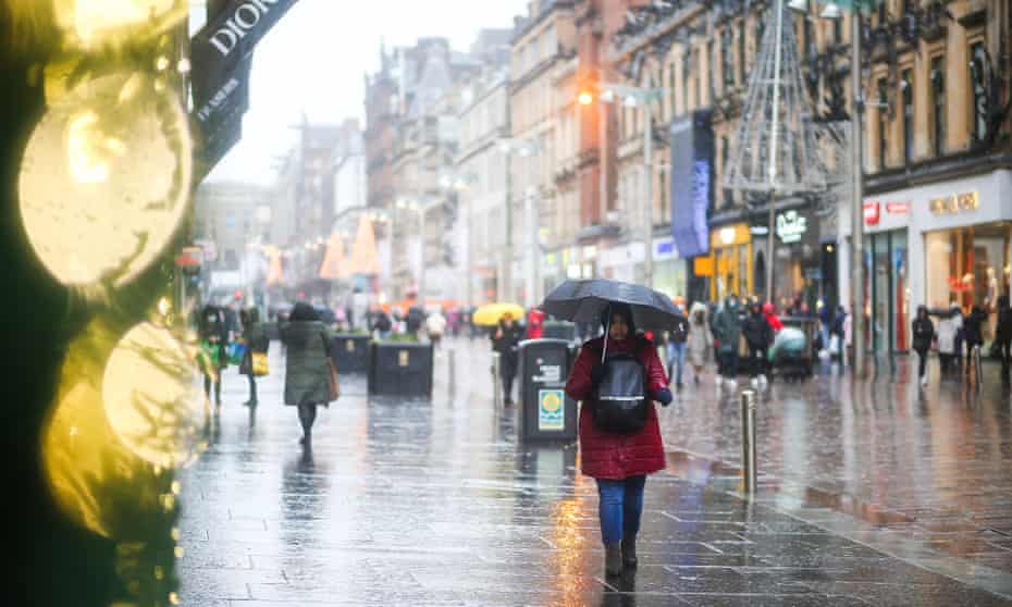 Shoppers in rainy Glasgow