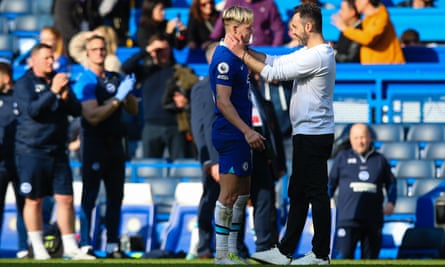 Roberto De Zerbi berbicara kepada mantan pemainnya Mykhailo Mudryk setelah pertandingan Premier League antara Chelsea dan Brighton.