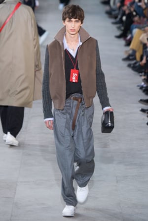 A model on the Louis Vuitton catwalk during Paris fashion week, January 2017, demonstrates the Viennetta tuck.