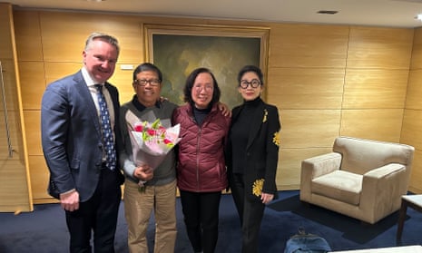 El diputado laborista Chris Bowen, Chau Van Kham, su esposa Quynh Trang Truong y el abogado Dan Phuong Nguyen