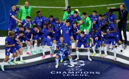 César Azpilicueta lifts the Champions League trophy with his teammates and Thomas Tuchel after the 2021 final match between Chelsea and Manchester City