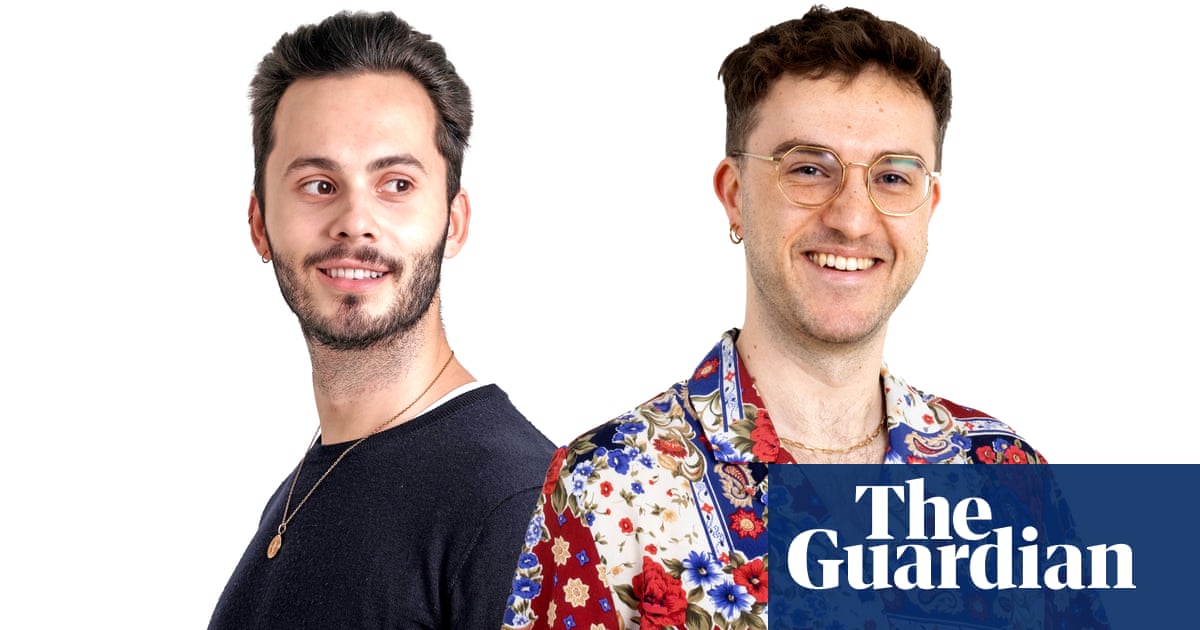 Питър вляво 26 който работи в киното и телевизията се