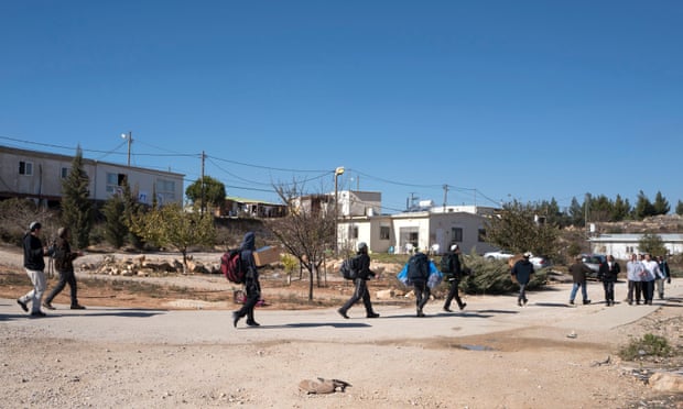 Young Israelis enter Amona with supplies.