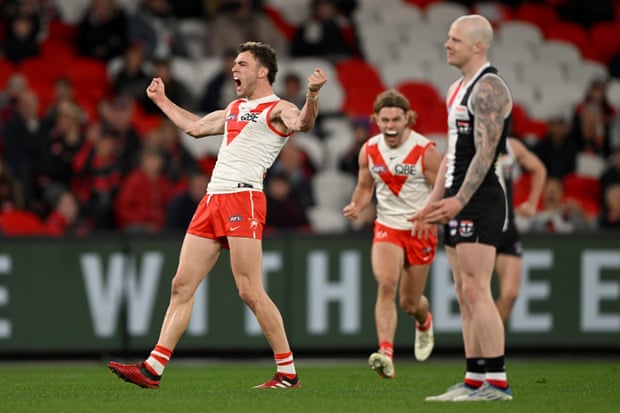 Ο Will Hayward του Pelican γιορτάζει ένα γκολ εναντίον της St Kilda το Σαββατοκύριακο.