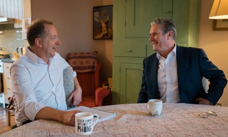 Tom Baldwin and Keir Starmer, sitting round a kitchen table smiling