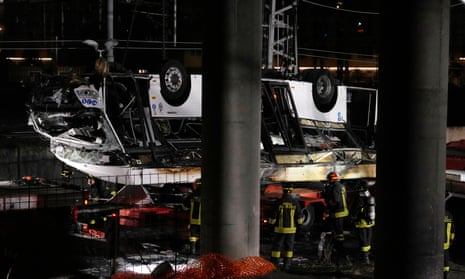 رجال الإطفاء الإيطاليون يعملون في مكان حادث حافلة ركاب في ميستري بالقرب من البندقية، إيطاليا، الأربعاء 4 أكتوبر 2023.