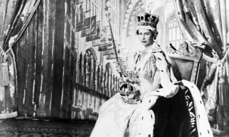 A recém-coroada Rainha Elizabeth II na Abadia de Westminster em Londres, 1953.
