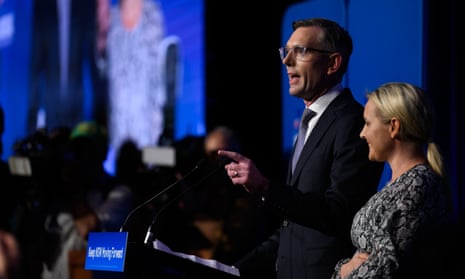 El primer ministro de Nueva Gales del Sur, Dominic Perrottet, dando su discurso de concesión junto a su esposa Helen Perrottet.